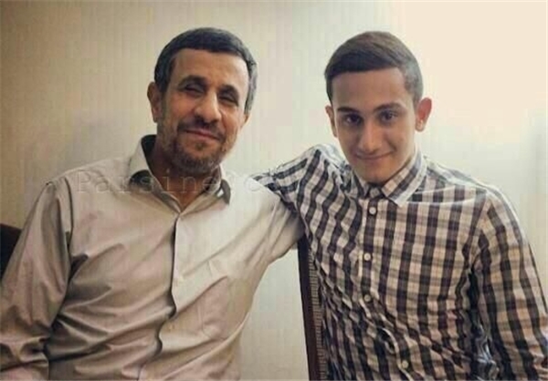 سلفی پسر احمدی‌نژاد با برج ایفل!؟