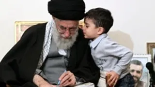 حضور امام خامنه‌اي در منزل شهیدان احمدی‌روشن و رضایی‌نژاد