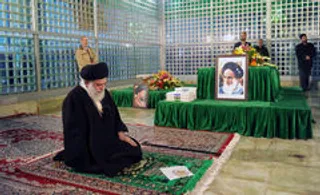 امام خامنه‌ای در مرقد امام راحل حضور یافتند