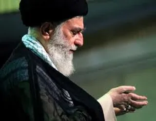 اقامه نماز ظهر و عصر در ايام ماه مبارك رمضان به امامت امام خامنه‌ای