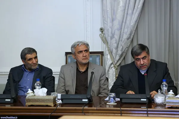 از راست: علی جنتی، وزیر فرهنگ و ارشاد اسلامی؛ سیدمرتضی موسویان، رئیس مرکز توسعه رسانه&zwnj;های دیجیتال