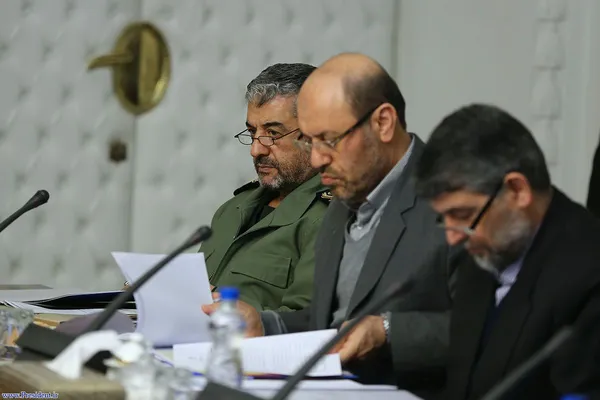 از چپ: سردار محمدعلی جعفری، فرمانده سپاه پاسداران انقلاب اسلامی؛ حسین دهقان، وزیر دفاع و پشتیبانی نیروهای مسلح