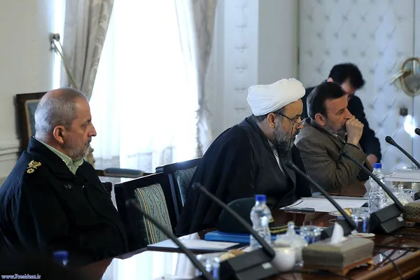از چپ: سردار اسماعیل احمدی مقدم، فرمانده ناجا؛ حجت&zwnj;الاسلام شهریاری، عضو حقیقی؛ محمود واعظی، وزیر ارتباطات