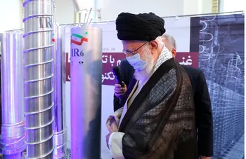 بازدید رهبر انقلاب از نمایشگاه دستاورد‌های صنعت هسته‌ای کشور